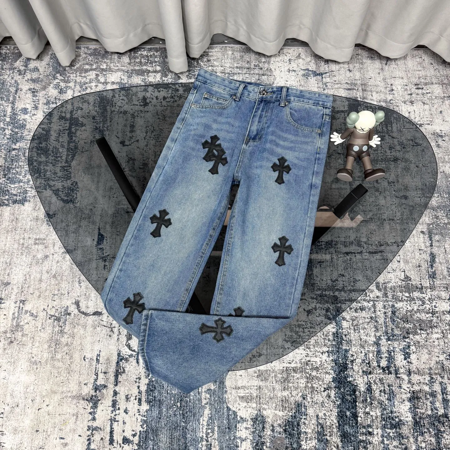 P230 Chrome Hearts CH/Chrome Hearts Classic Blue Pants Black Cross Patched Leather Jeans. Original purchased and patterned. Really restores the ultimate texture of Vintage. Special Italian cowhide print and then cut. Customized sheepskin three-layer thick line leather. The whole body is spliced in heavy water washing process. Craftsmen hand-splashed ink. You can see the details. Three-dimensional cutting version. Loose and comfortable. Not picky on the figure. Makes taller and slimmer. Factory Seiko. Original quality control. Same style for men and women. Can be matched with couples. Versatile recommendation. Essential jeans for all seasons Color: blue Size: 28-36 (S-XXL)